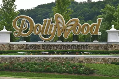 entrance sign at Dollywood