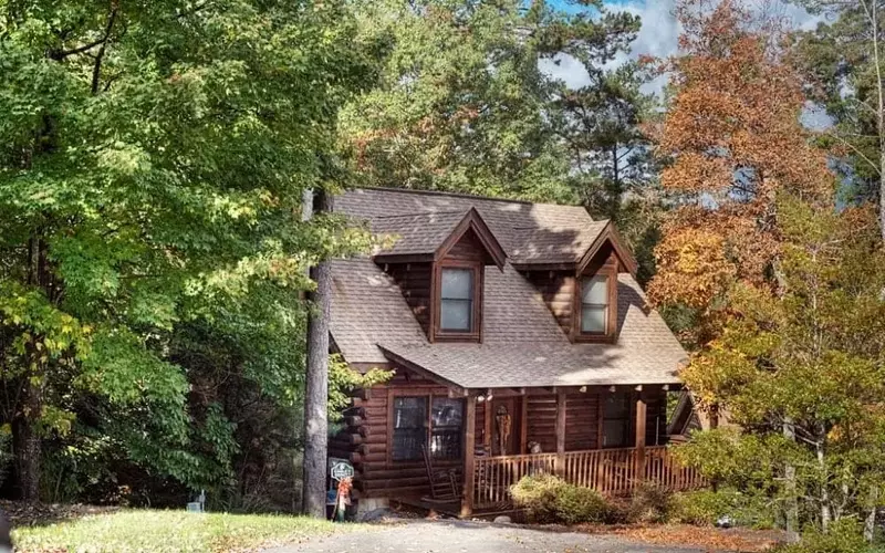 A charming Pigeon Forge TN cabin at Eagles Ridge Resort.
