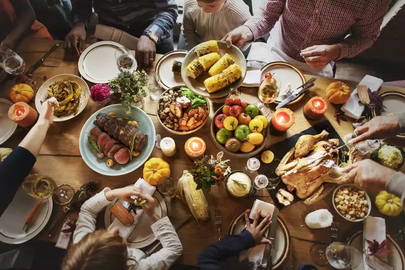 A family gathered around a table for a Thanksgiving meal.